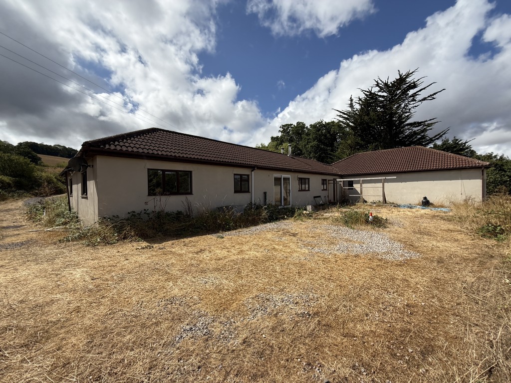 Lot: 114 - DETACHED BUNGALOW WITH APPROXIMATELY 11.6 ACRES, REQUIRING RENOVATION - Spacious Bungalow, rear view